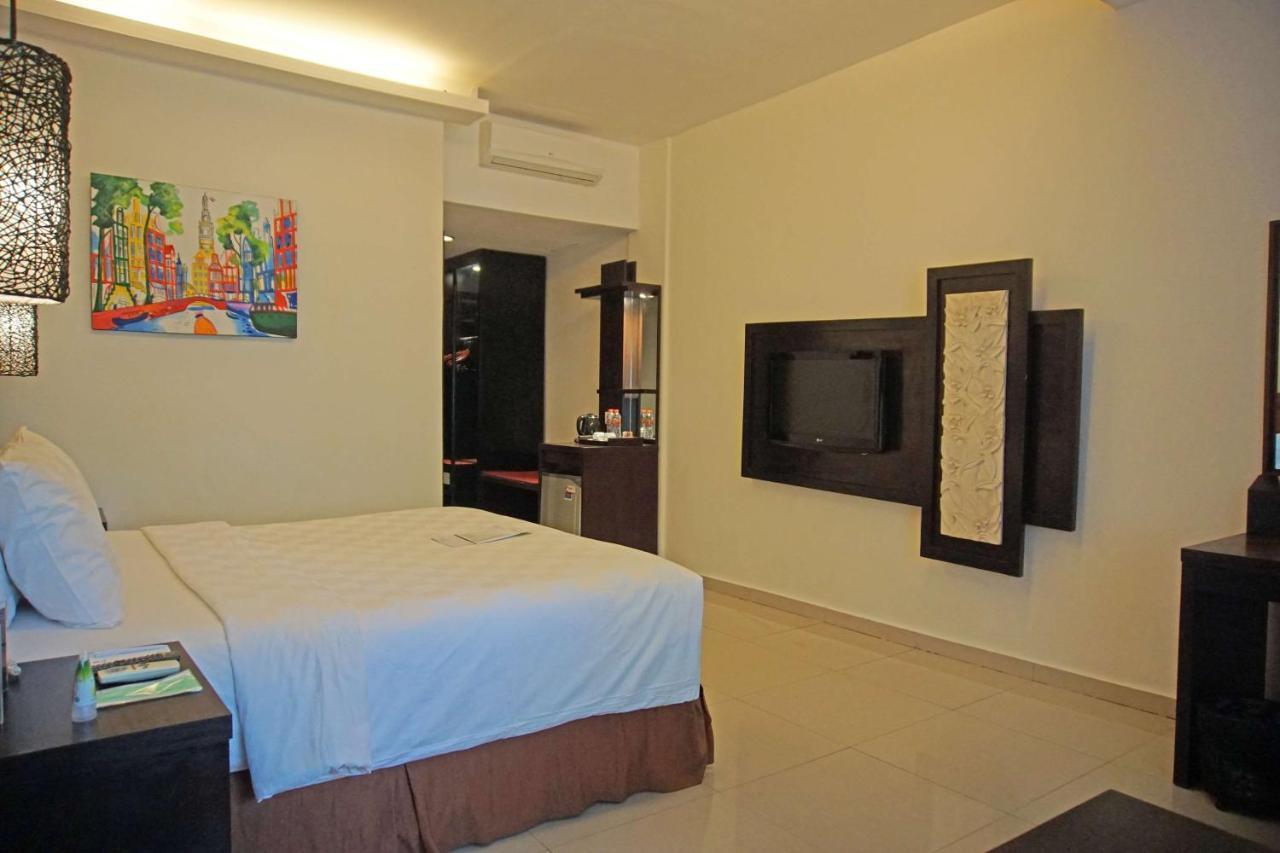 Western Kuta 4*